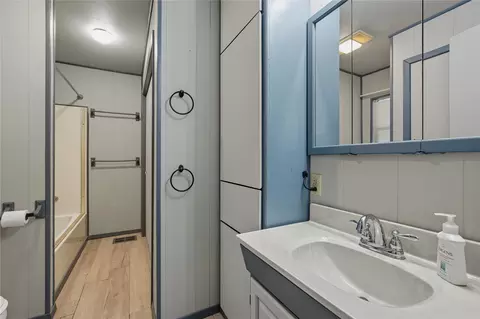 Bath - 194 Thunderbird Dr, Mabank, TX 75156 photo 2 of 2
