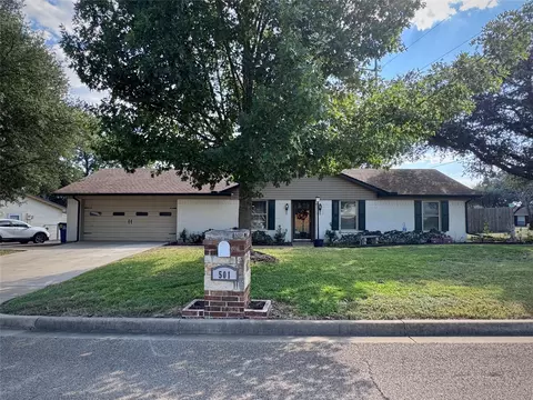 501 Rolling Hills Dr, Hewitt, TX 76643
