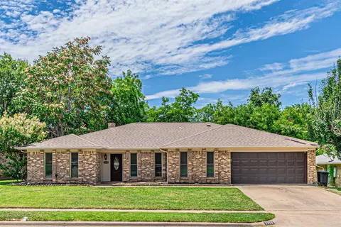 1113 Oak Timber Dr, Euless, TX 76039