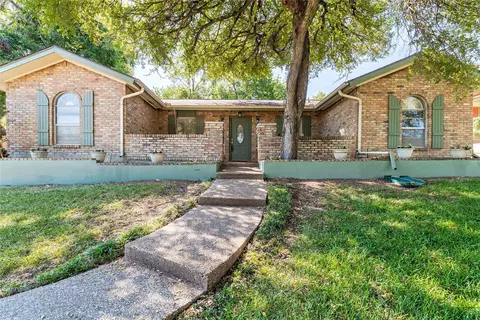 1917 Rock Creek Dr, Grand Prairie, TX 75050