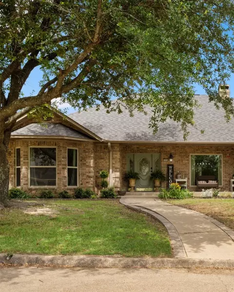 3006 Master Dr, Mount Pleasant, TX 75455