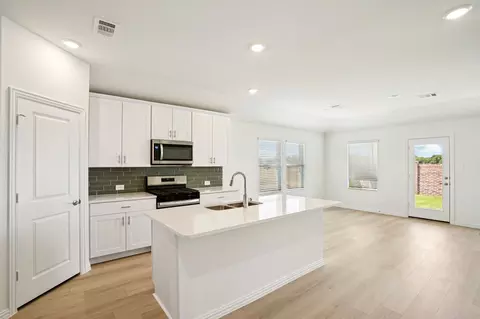 2124 Mustang Way, Seagoville, TX 75159