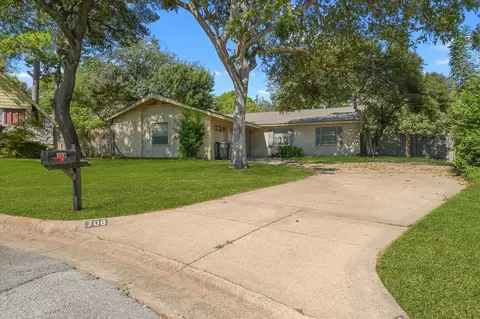 708 Bowen Ct, Arlington, TX 76012