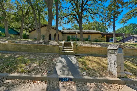 207 Trailwood Dr, Euless, TX 76039