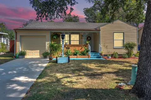 836 Yale St, River Oaks, TX 76114