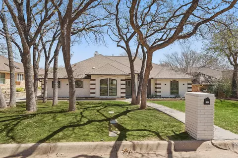 2107 Emerald Lake Dr, Arlington, TX 76013
