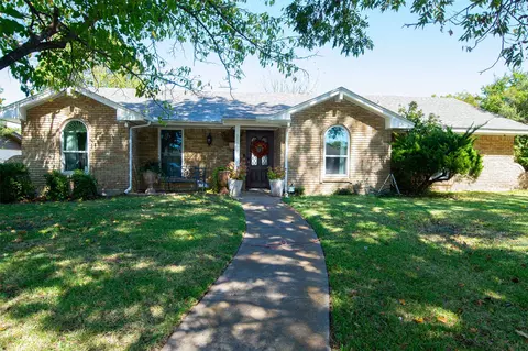 943 Maplecrest Dr, Lancaster, TX 75146