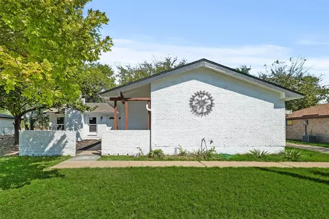 707 Live Oak Ct, Red Oak, TX 75154
