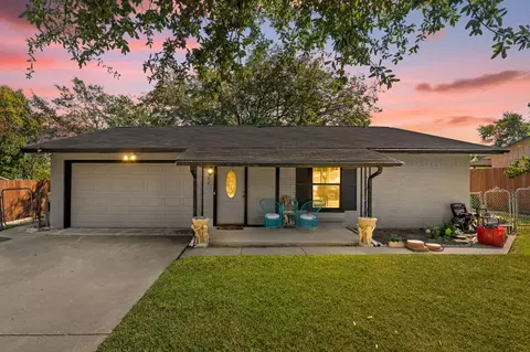 912 Crockett St, Midlothian, TX 76065