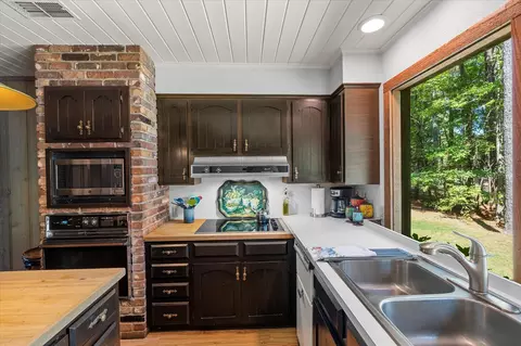 Kitchen - 1200 N Acres Cir, Springhill, LA 71075 photo 3 of 4