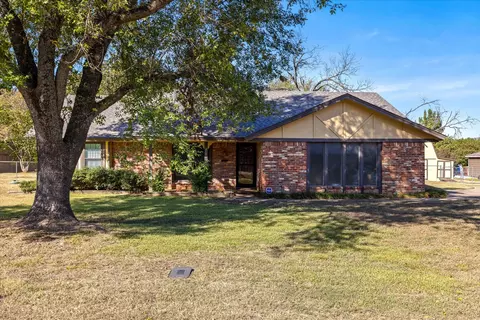 217 Gatewood Cir E, Burleson, TX 76028