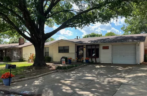 317 Fleming Dr, Hurst, TX 76053
