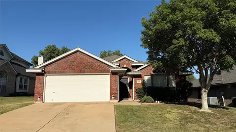 7910 Cabin Ct, Arlington, TX 76002