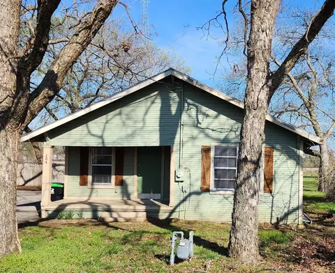 104 W Sycamore St, Aubrey, TX 76227