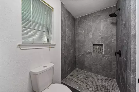 Bath - 5312 Links Dr, Waco, TX 76708 photo 2 of 4