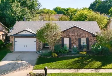814 W Embercrest Dr, Arlington, TX 76017