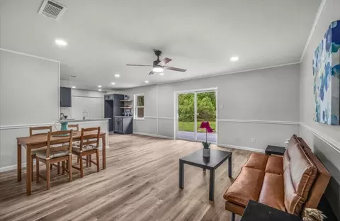 1013 Springdale Rd, Bedford, TX 76021