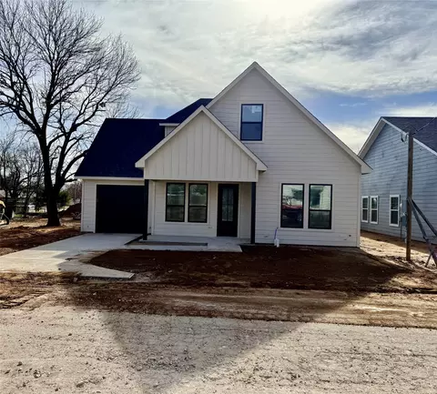 203 W Cherry St, Nocona, TX 76255