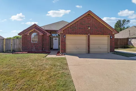 910 Busby Dr, Cedar Hill, TX 75104