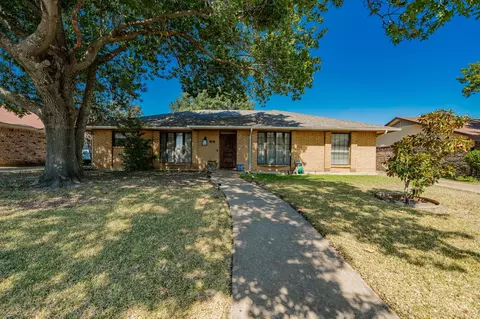 111 Meadowcreek Dr, Duncanville, TX 75137