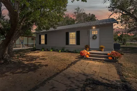 209 2nd St, Glen Rose, TX 76043