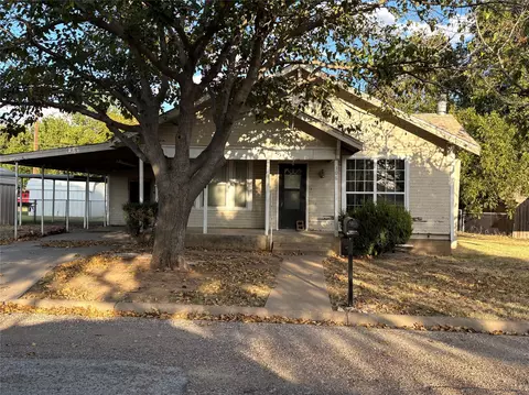 306 N Hillcrest Dr, Olney, TX 76374