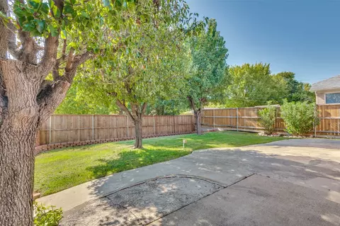 Exterior - 816 E Huitt Ln, Euless, TX 76040 photo 4 of 5