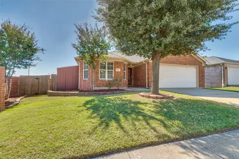 816 E Huitt Ln, Euless, TX 76040