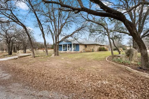 915 Live Oak Cir, Hico, TX 76457