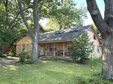 901 Saturn Springs Dr, Garland, TX 75041