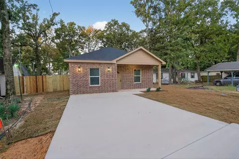 Exterior - 106 Comanche Dr, Mabank, TX 75156 photo 9 of 11