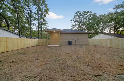 Exterior - 106 Comanche Dr, Mabank, TX 75156 photo 5 of 11