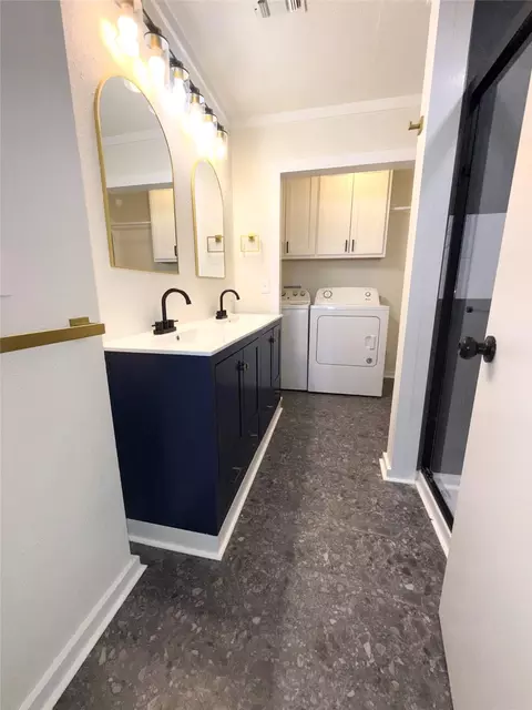 Bath - 903 E Hall St, Bangs, TX 76823 photo 1 of 6