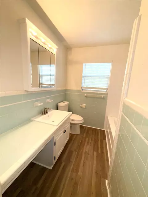 Bath - 903 E Hall St, Bangs, TX 76823 photo 5 of 6
