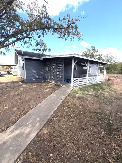 Exterior - 903 E Hall St, Bangs, TX 76823 photo 4 of 8