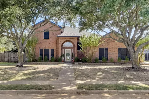 960 High Knoll Dr, Midlothian, TX 76065