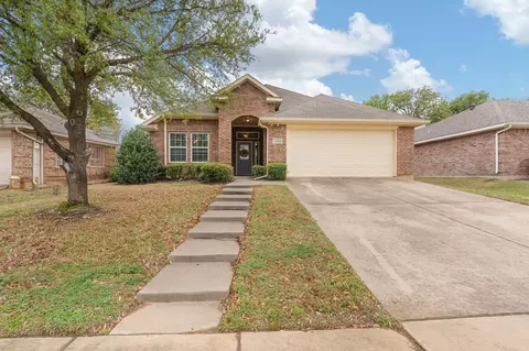 1002 Hidden Oaks Dr, Burleson, TX 76028