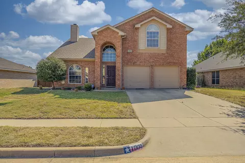 1009 Windsor Dr, Saginaw, TX 76179