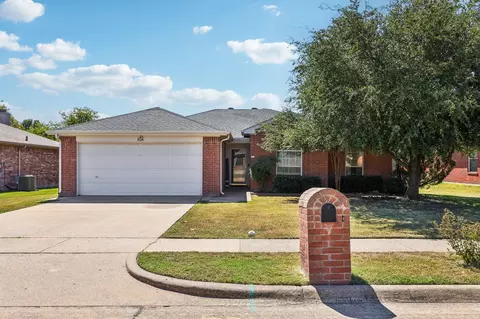906 Creekview Dr, Waxahachie, TX 75165