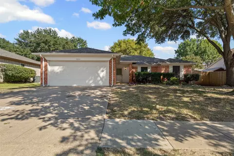 7201 Royal Oak Dr, Benbrook, TX 76126