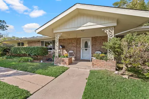 744 Briarwood Ln, Hurst, TX 76053