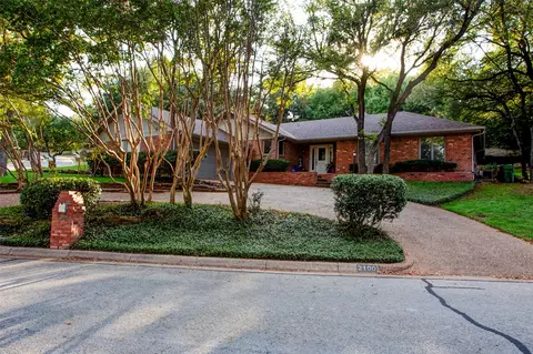 2100 Lakehill Ct, Arlington, TX 76012