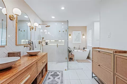 Bath - 807 E Spring Valley Rd, Richardson, TX 75081 photo 1 of 5