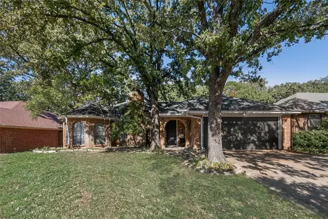 2111 Turf Club Dr, Arlington, TX 76017