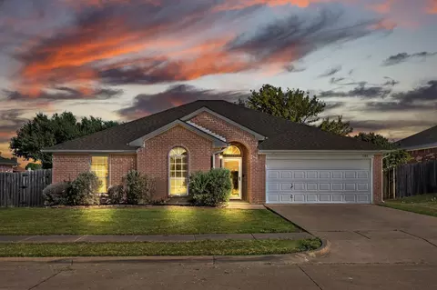 1105 Crooked Creek Ct, Midlothian, TX 76065