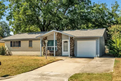 529 Livingston Dr, Hurst, TX 76053