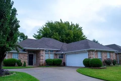 7825 Hightower Dr, North Richland Hills, TX 76182