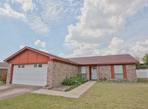 808 Arrow Wood St, Benbrook, TX 76126