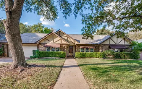 4111 Three Oaks Dr, Arlington, TX 76016