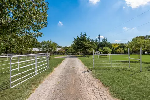 3092 N Trinity St, Decatur, TX 76234